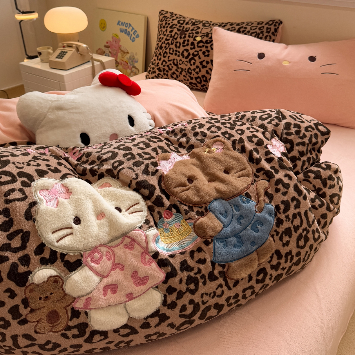 91家纺网 家纺一手货源 找家纺 佰亿莱 2026新款重工牛奶绒贴布绣四件套 豹纹KT猫-咖