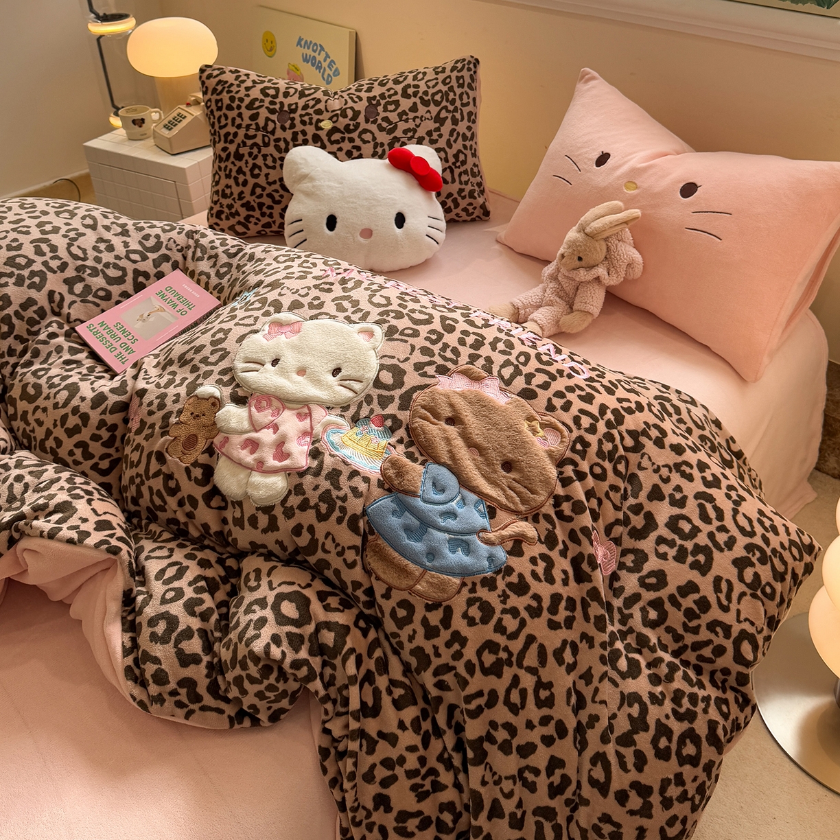 91家纺网 家纺一手货源 找家纺 佰亿莱 2026新款重工牛奶绒贴布绣四件套 豹纹KT猫-咖