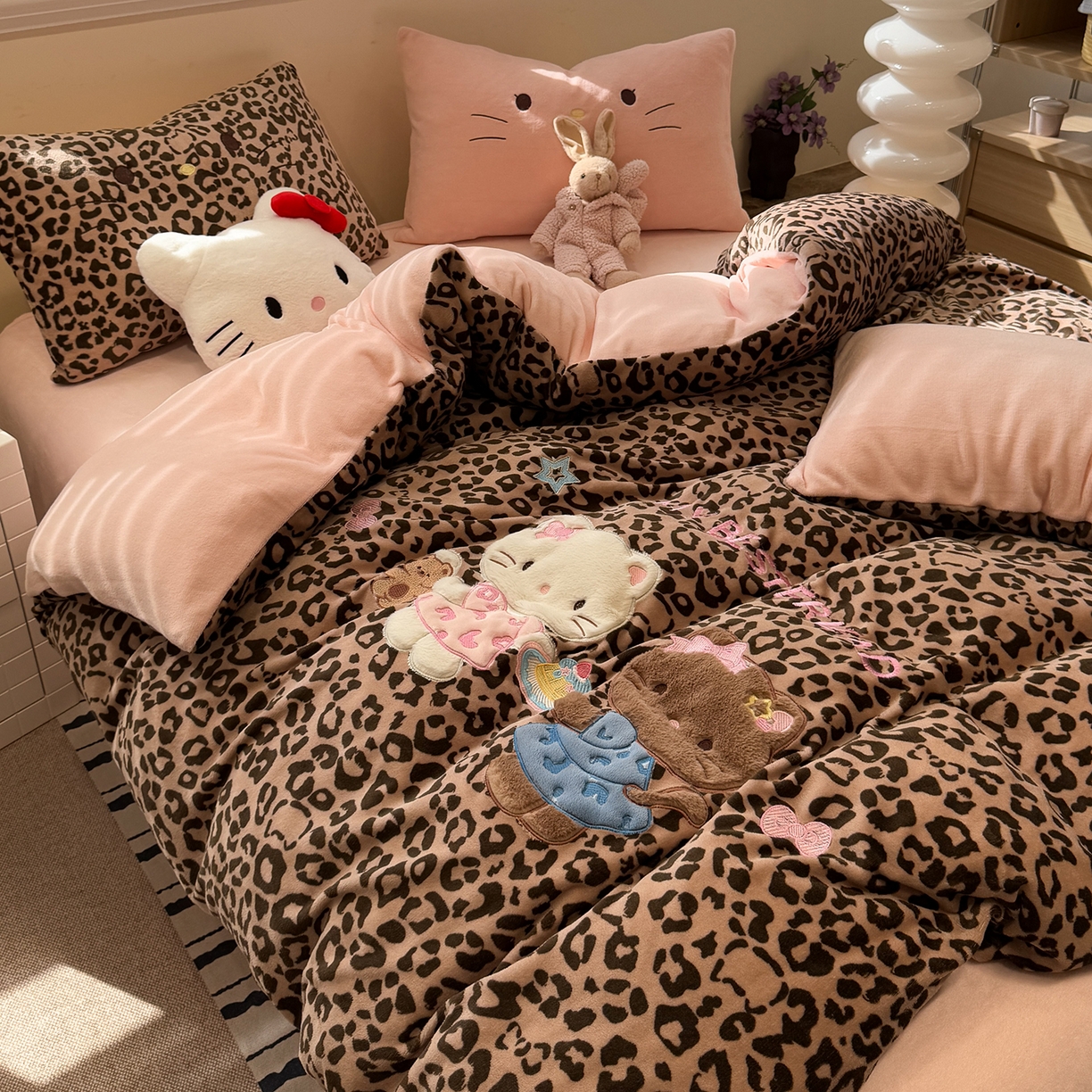 91家纺网 家纺一手货源 找家纺 佰亿莱 2026新款重工牛奶绒贴布绣四件套 豹纹KT猫-咖