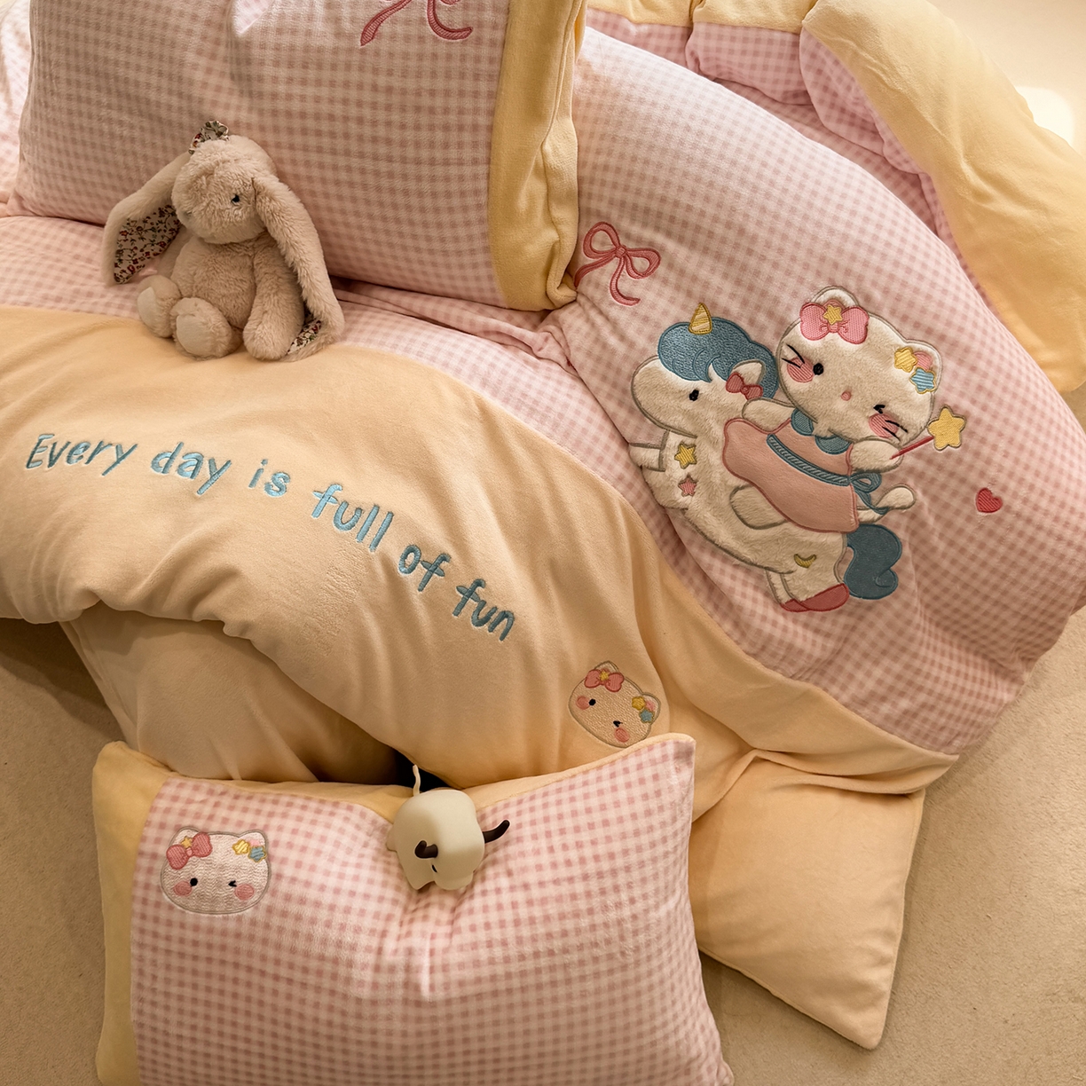 91家纺网 家纺一手货源 找家纺 佰亿莱 2026新款重工牛奶绒贴布绣四件套 木马猫咪-小粉格