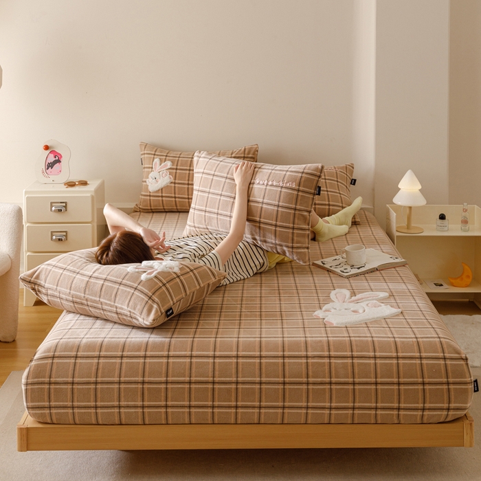 91家纺网 家纺一手货源 找家纺 （总）卡姿家纺 2025秋冬仿羊绒蒂芙呢绒—床笠三件套