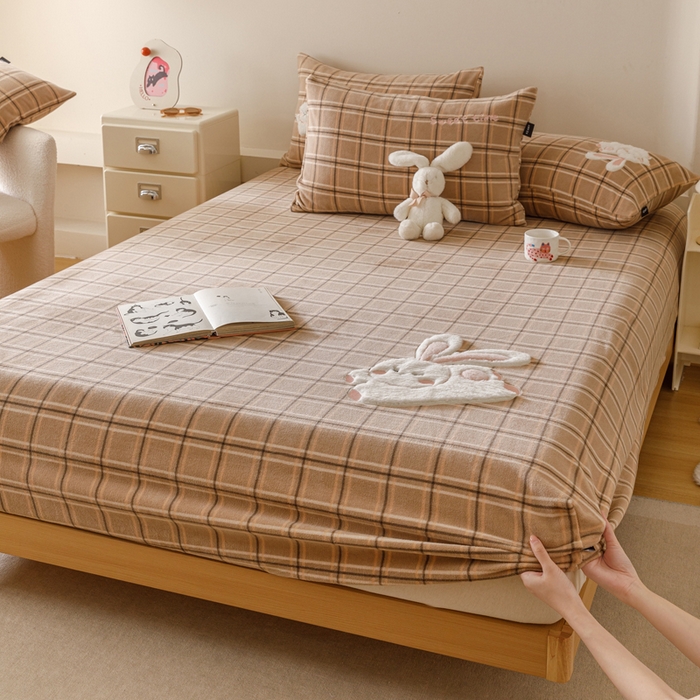 91家纺网 家纺一手货源 找家纺 （总）卡姿家纺 2025秋冬仿羊绒蒂芙呢绒—床笠三件套