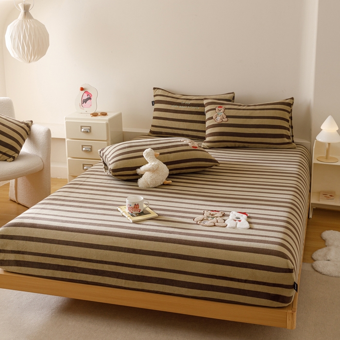 91家纺网 家纺一手货源 找家纺 卡姿家纺 2025秋冬仿羊绒蒂芙呢绒—床笠三件套 小熊和小狗