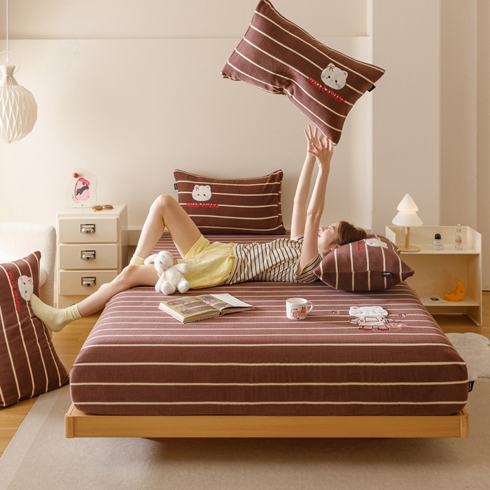 91家纺网 家纺一手货源 找家纺 卡姿家纺 2025秋冬仿羊绒蒂芙呢绒—床笠三件套 小猫安娜