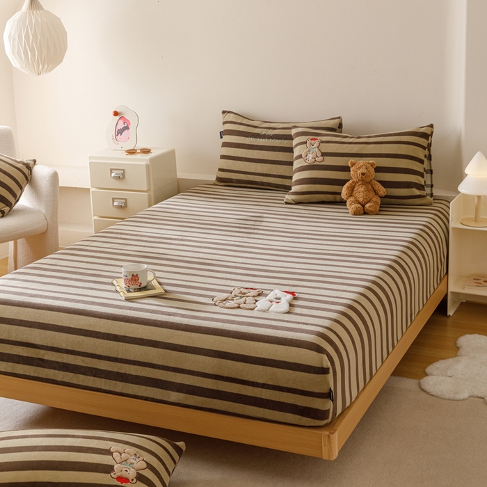 91家纺网 家纺一手货源 找家纺 卡姿家纺 2025秋冬仿羊绒蒂芙呢绒—床笠三件套 小熊和小狗