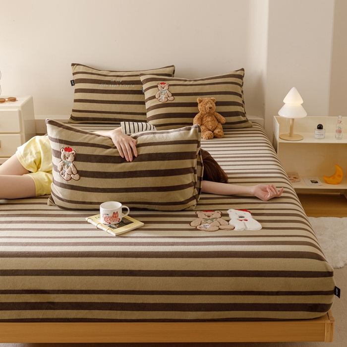 91家纺网 家纺一手货源 找家纺 卡姿家纺 2025秋冬仿羊绒蒂芙呢绒—床笠三件套 小熊和小狗