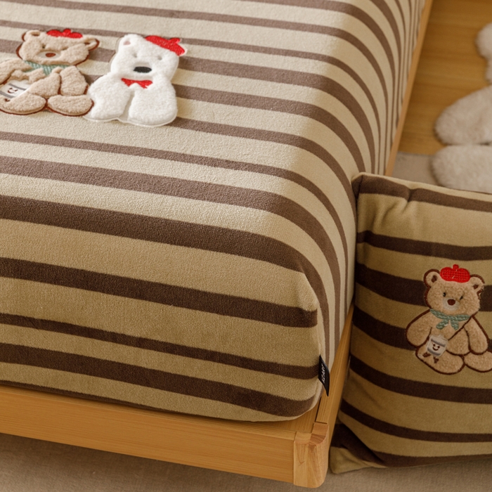 91家纺网 家纺一手货源 找家纺 卡姿家纺 2025秋冬仿羊绒蒂芙呢绒—床笠三件套 小熊和小狗