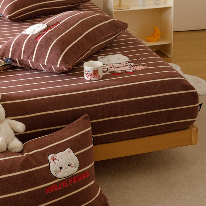 91家纺网 家纺一手货源 找家纺 卡姿家纺 2025秋冬仿羊绒蒂芙呢绒—床笠三件套 小猫安娜