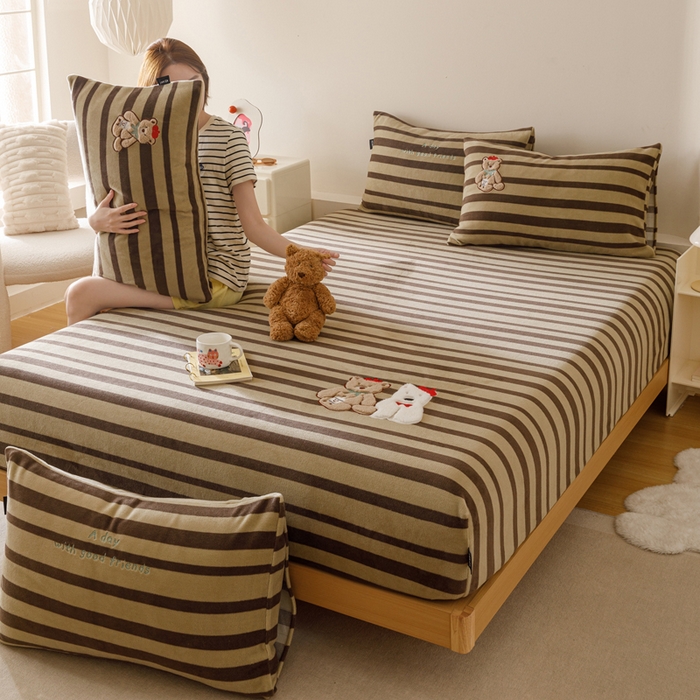 91家纺网 家纺一手货源 找家纺 卡姿家纺 2025秋冬仿羊绒蒂芙呢绒—床笠三件套 小熊和小狗