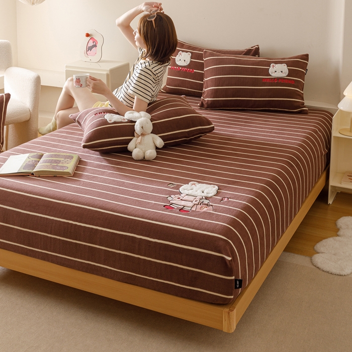 91家纺网 家纺一手货源 找家纺 卡姿家纺 2025秋冬仿羊绒蒂芙呢绒—床笠三件套 小猫安娜