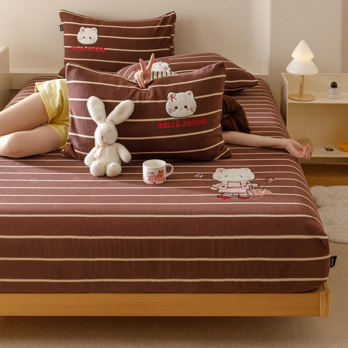 91家纺网 家纺一手货源 找家纺 卡姿家纺 2025秋冬仿羊绒蒂芙呢绒—床笠三件套 小猫安娜