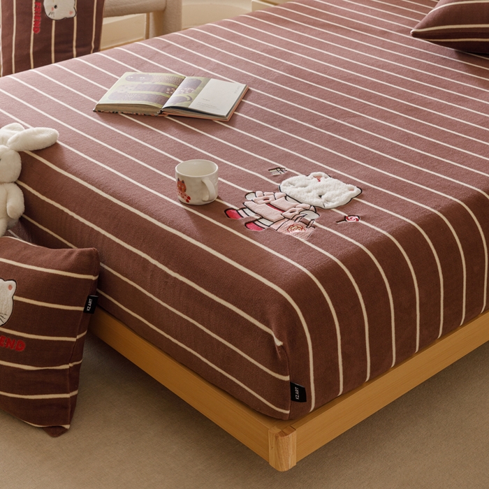 91家纺网 家纺一手货源 找家纺 卡姿家纺 2025秋冬仿羊绒蒂芙呢绒—床笠三件套 小猫安娜