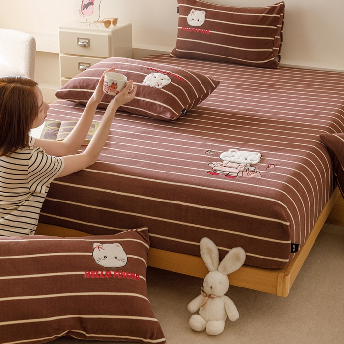 91家纺网 家纺一手货源 找家纺 卡姿家纺 2025秋冬仿羊绒蒂芙呢绒—床笠三件套 小猫安娜