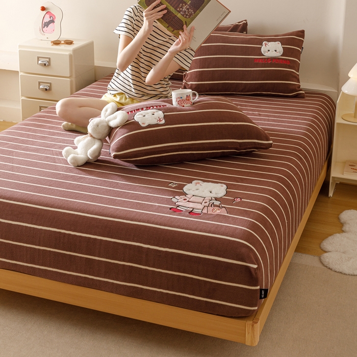 91家纺网 家纺一手货源 找家纺 卡姿家纺 2025秋冬仿羊绒蒂芙呢绒—床笠三件套 小猫安娜