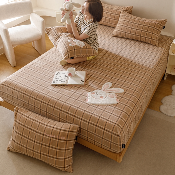 91家纺网 家纺一手货源 找家纺 卡姿家纺 2025秋冬仿羊绒蒂芙呢绒—床笠三件套 毛绒小兔