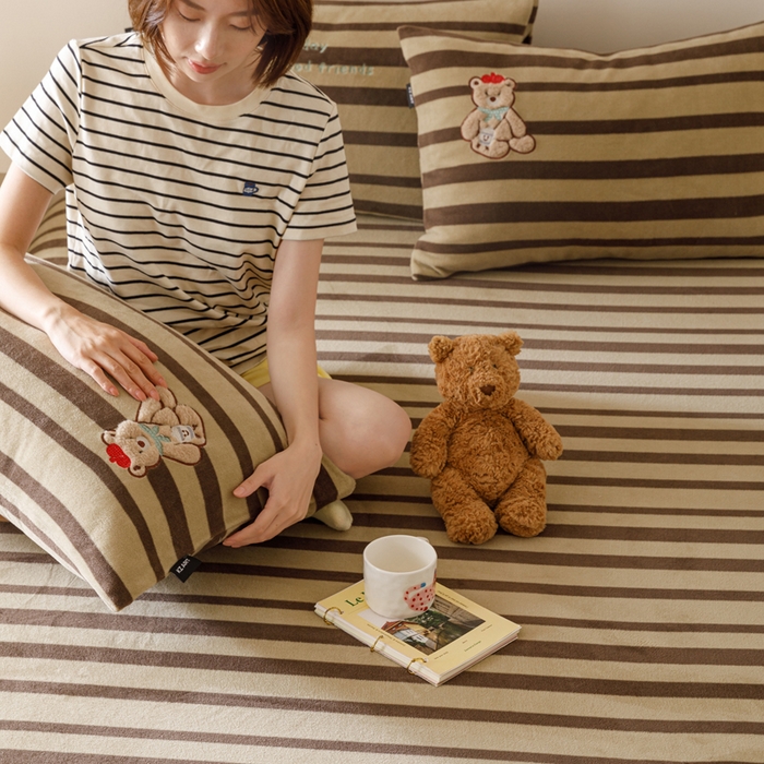 91家纺网 家纺一手货源 找家纺 卡姿家纺 2025秋冬仿羊绒蒂芙呢绒—床笠三件套 小熊和小狗