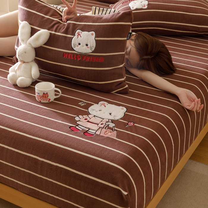 91家纺网 家纺一手货源 找家纺 卡姿家纺 2025秋冬仿羊绒蒂芙呢绒—床笠三件套 小猫安娜