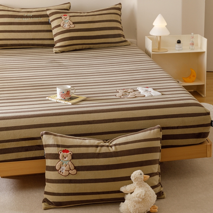 91家纺网 家纺一手货源 找家纺 卡姿家纺 2025秋冬仿羊绒蒂芙呢绒—床笠三件套 小熊和小狗