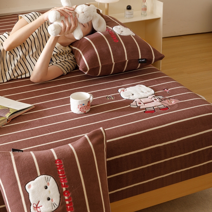 91家纺网 家纺一手货源 找家纺 卡姿家纺 2025秋冬仿羊绒蒂芙呢绒—床笠三件套 小猫安娜