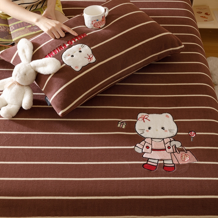 91家纺网 家纺一手货源 找家纺 卡姿家纺 2025秋冬仿羊绒蒂芙呢绒—床笠三件套 小猫安娜