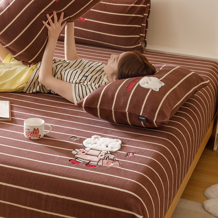 91家纺网 家纺一手货源 找家纺 卡姿家纺 2025秋冬仿羊绒蒂芙呢绒—床笠三件套 小猫安娜