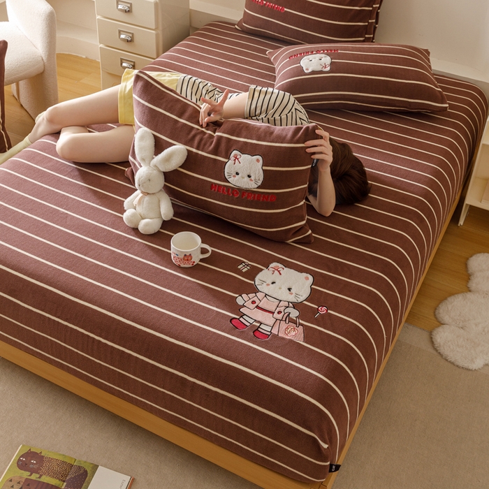 91家纺网 家纺一手货源 找家纺 卡姿家纺 2025秋冬仿羊绒蒂芙呢绒—床笠三件套 小猫安娜