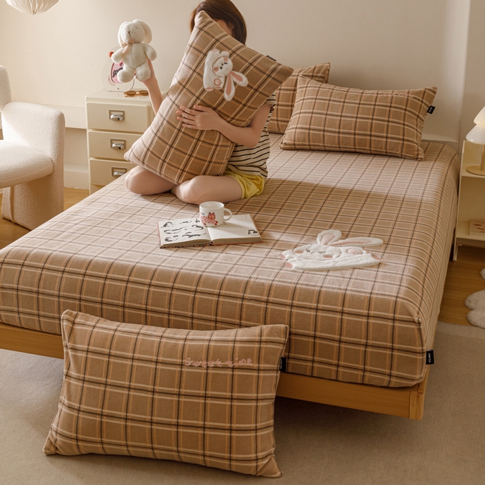 91家纺网 家纺一手货源 找家纺 卡姿家纺 2025秋冬仿羊绒蒂芙呢绒—床笠三件套 毛绒小兔