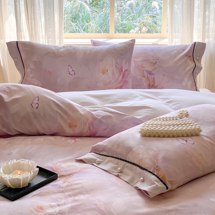 91家纺网 家纺一手货源 找家纺 薏思家纺 2025新款全棉100支数码印花生态磨毛轻奢款四件套-珍珠纽扣系列 花弄影-紫