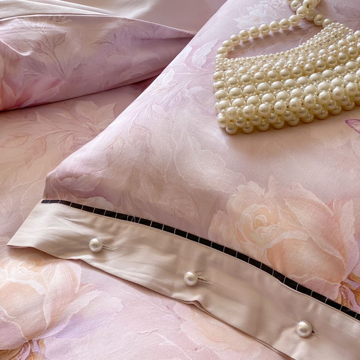 91家纺网 家纺一手货源 找家纺 薏思家纺 2025新款全棉100支数码印花生态磨毛轻奢款四件套-珍珠纽扣系列 花弄影-紫