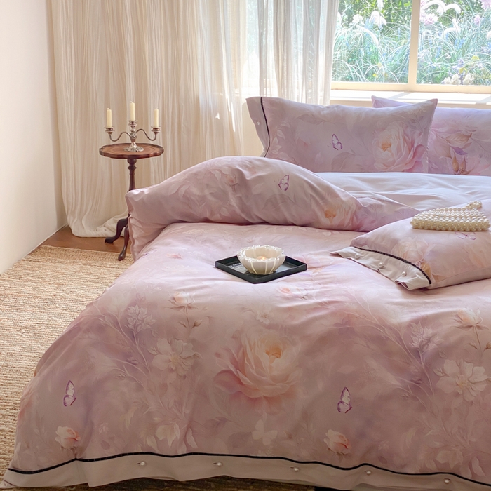 91家纺网 家纺一手货源 找家纺 薏思家纺 2025新款全棉100支数码印花生态磨毛轻奢款四件套-珍珠纽扣系列 花弄影-紫