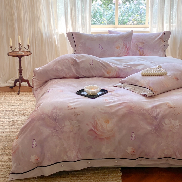 91家纺网 家纺一手货源 找家纺 薏思家纺 2025新款全棉100支数码印花生态磨毛轻奢款四件套-珍珠纽扣系列 花弄影-紫