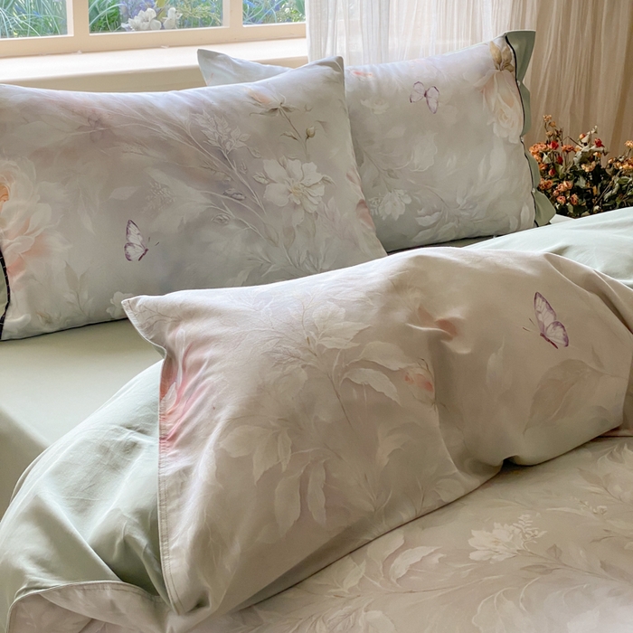 91家纺网 家纺一手货源 找家纺 薏思家纺 2025新款全棉100支数码印花生态磨毛轻奢款四件套-珍珠纽扣系列 花弄影-青