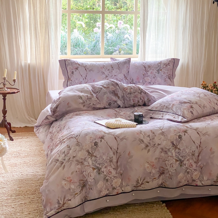 91家纺网 家纺一手货源 找家纺 薏思家纺 2025新款全棉100支数码印花生态磨毛轻奢款四件套-珍珠纽扣系列 紫纱春日