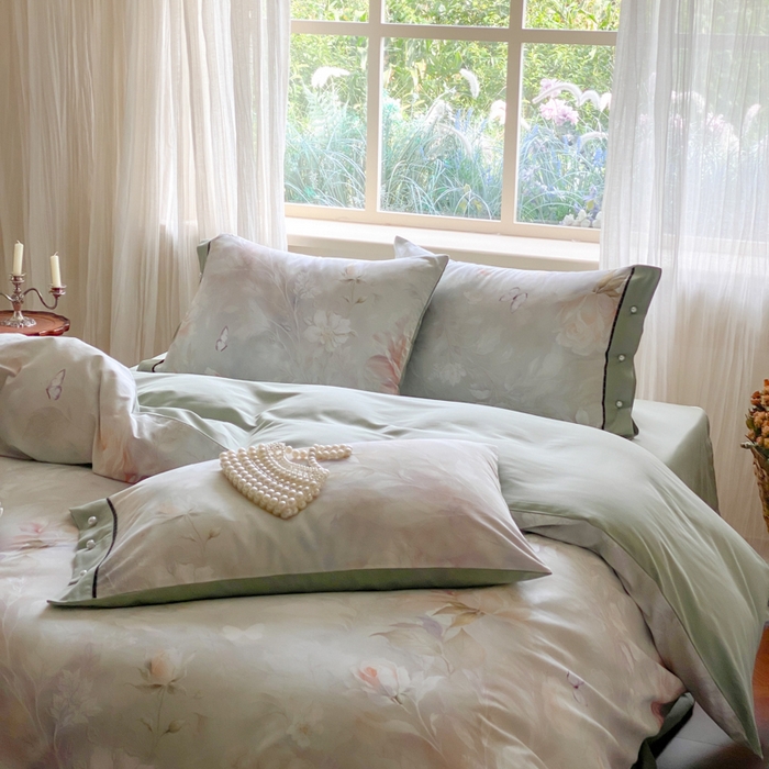 91家纺网 家纺一手货源 找家纺 薏思家纺 2025新款全棉100支数码印花生态磨毛轻奢款四件套-珍珠纽扣系列 花弄影-青