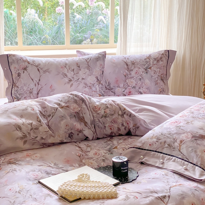 91家纺网 家纺一手货源 找家纺 薏思家纺 2025新款全棉100支数码印花生态磨毛轻奢款四件套-珍珠纽扣系列 紫纱春日