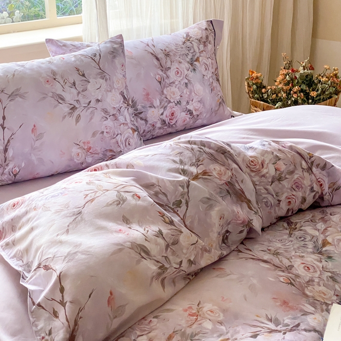 91家纺网 家纺一手货源 找家纺 薏思家纺 2025新款全棉100支数码印花生态磨毛轻奢款四件套-珍珠纽扣系列 紫纱春日