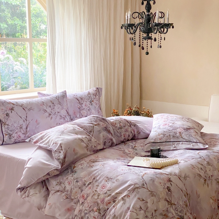 91家纺网 家纺一手货源 找家纺 薏思家纺 2025新款全棉100支数码印花生态磨毛轻奢款四件套-珍珠纽扣系列 紫纱春日