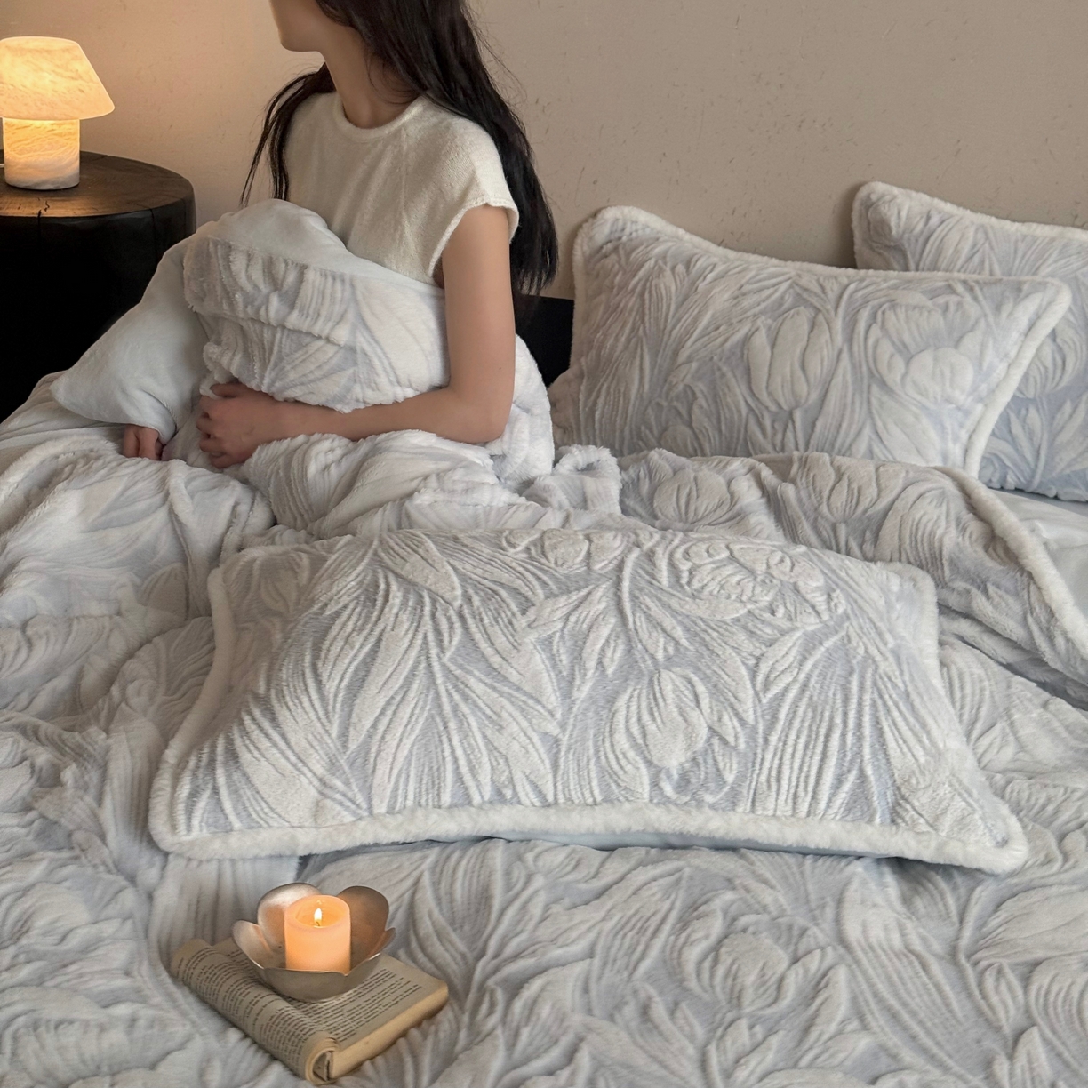 91家纺网 家纺一手货源 找家纺 MIU缪家居 2025新款A版兔毛B版牛奶绒四件套屋顶花园 屋顶花园-淡蓝