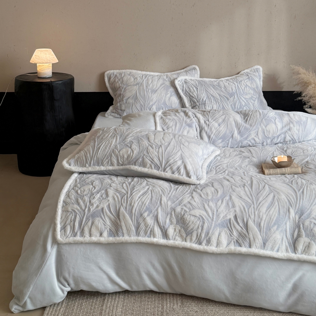 91家纺网 家纺一手货源 找家纺 MIU缪家居 2025新款A版兔毛B版牛奶绒四件套屋顶花园 屋顶花园-淡蓝