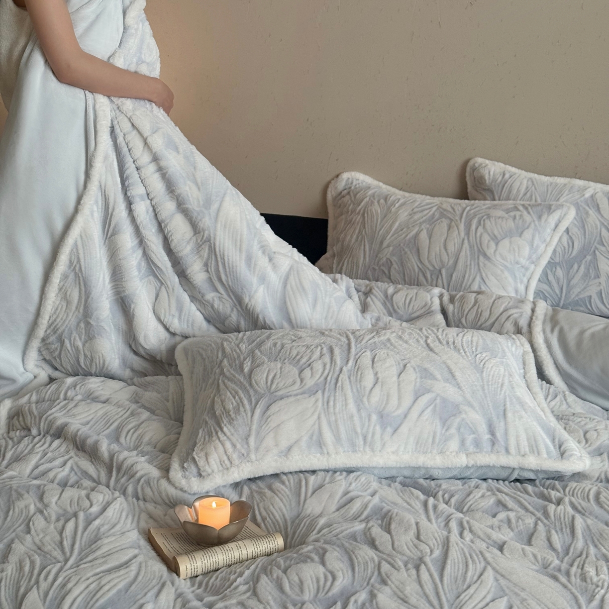 91家纺网 家纺一手货源 找家纺 MIU缪家居 2025新款A版兔毛B版牛奶绒四件套屋顶花园 屋顶花园-淡蓝