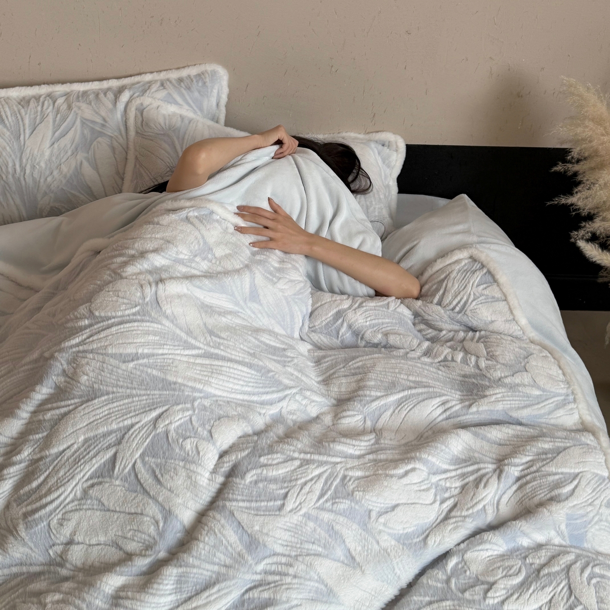 91家纺网 家纺一手货源 找家纺 MIU缪家居 2025新款A版兔毛B版牛奶绒四件套屋顶花园 屋顶花园-淡蓝