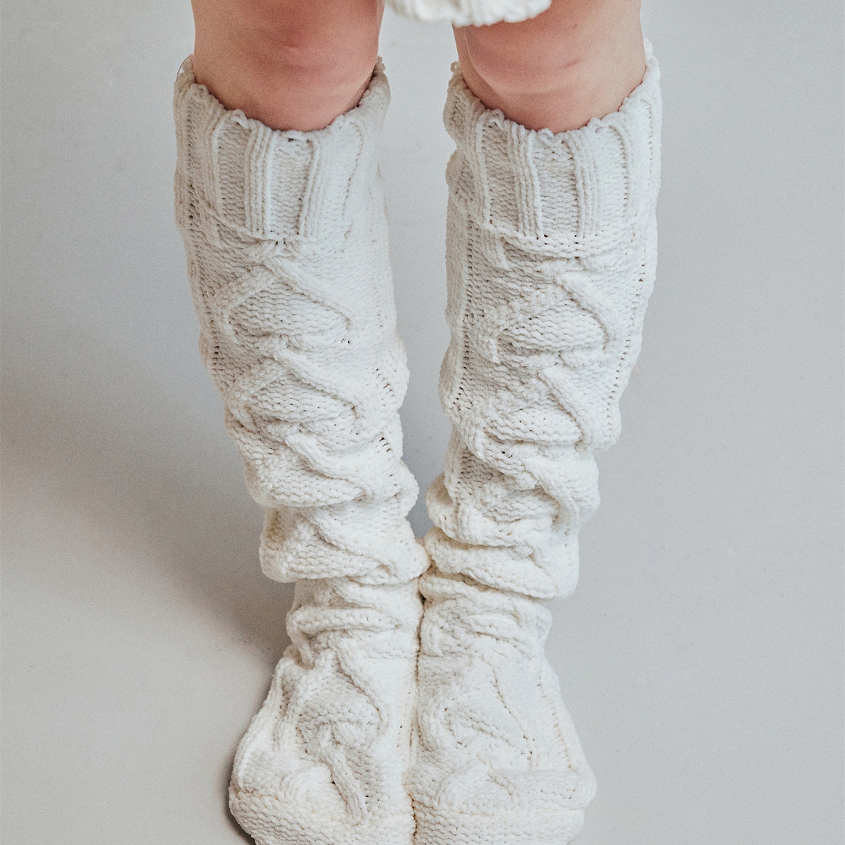 91家纺网 家纺一手货源 找家纺 暖绵绵家纺 2025新款雪尼尔针织家居服+袜子-温塔拉（零售价不得低于162元） 温塔拉-霜白