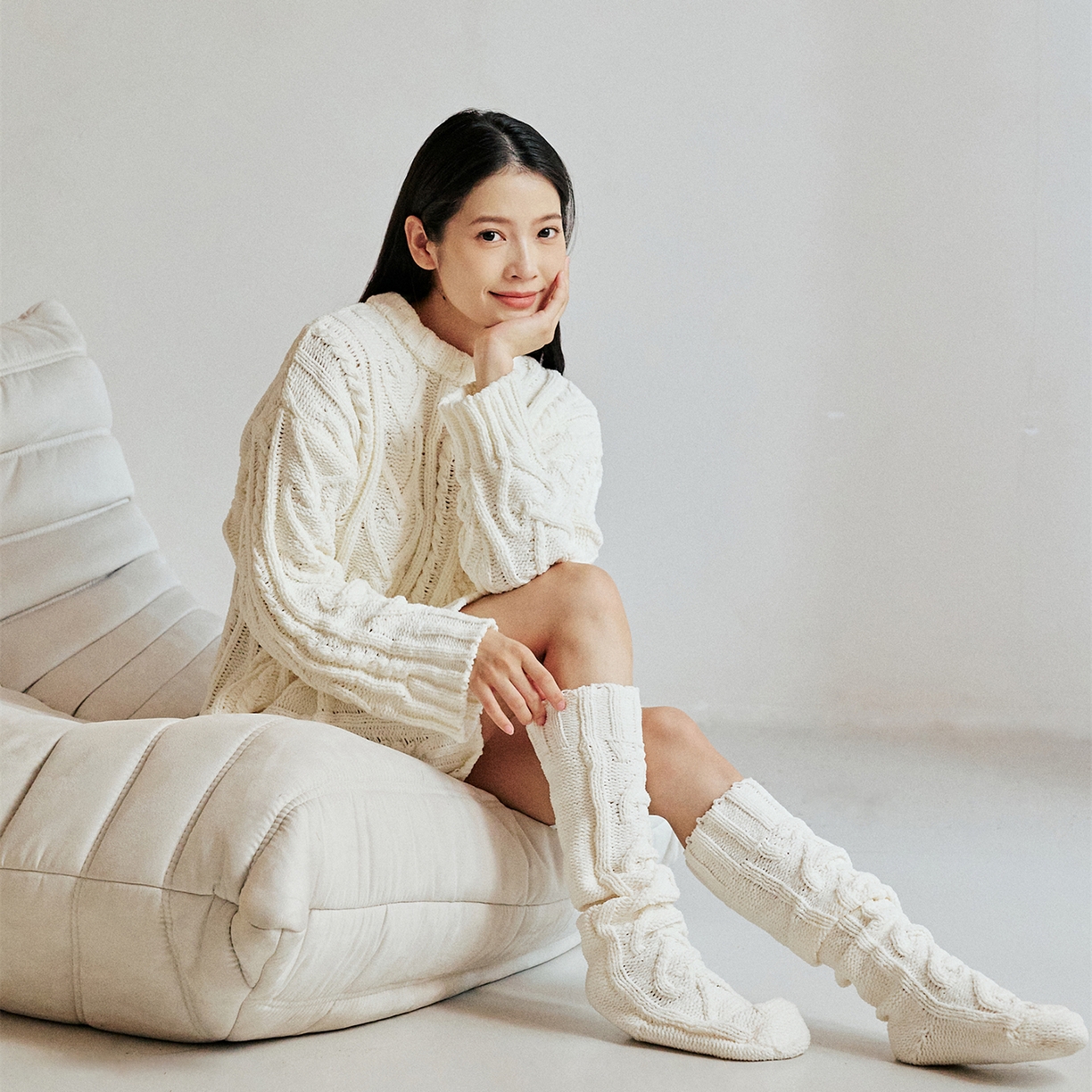91家纺网 家纺一手货源 找家纺 暖绵绵家纺 2025新款雪尼尔针织家居服+袜子-温塔拉（零售价不得低于162元） 温塔拉-霜白