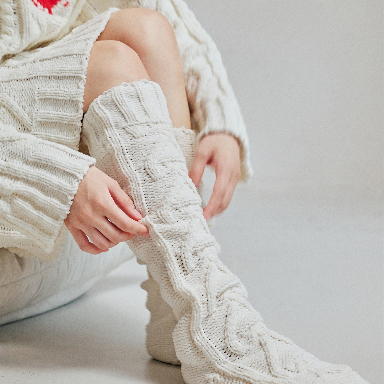 91家纺网 家纺一手货源 找家纺 暖绵绵家纺 2025新款雪尼尔针织家居服+袜子-温塔拉（零售价不得低于162元） 温塔拉-霜白