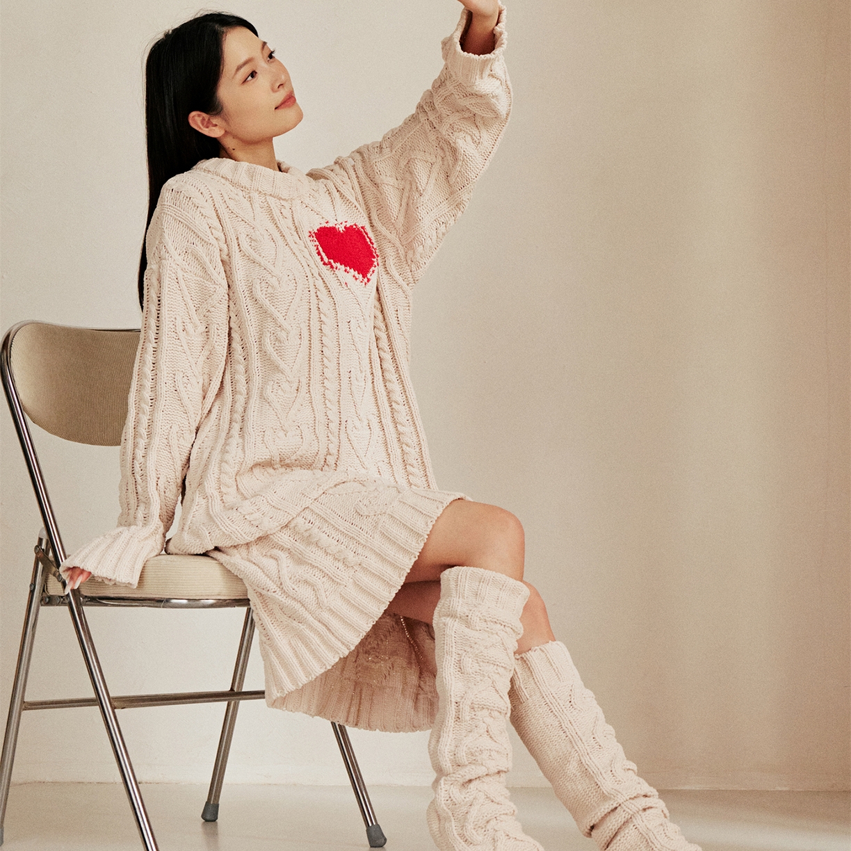 91家纺网 家纺一手货源 找家纺 暖绵绵家纺 2025新款雪尼尔针织家居服+袜子-温塔拉（零售价不得低于162元） 温塔拉-米色