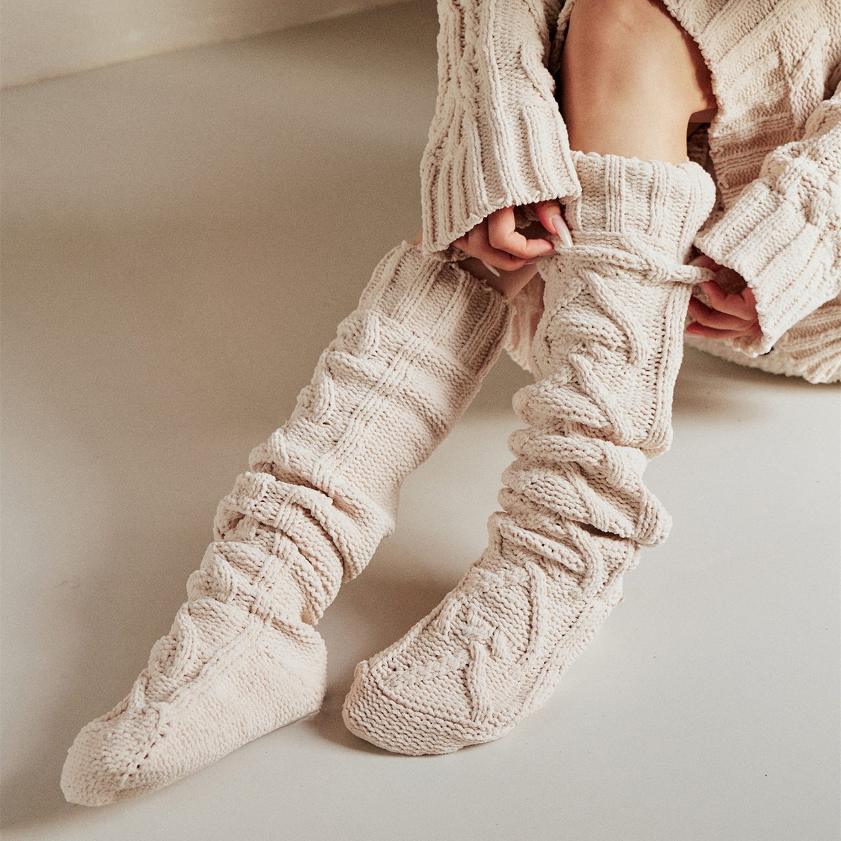 91家纺网 家纺一手货源 找家纺 暖绵绵家纺 2025新款雪尼尔针织家居服+袜子-温塔拉（零售价不得低于162元） 温塔拉-米色