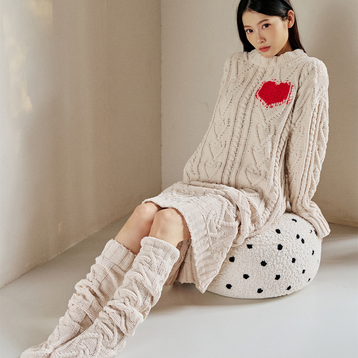 91家纺网 家纺一手货源 找家纺 暖绵绵家纺 2025新款雪尼尔针织家居服+袜子-温塔拉（零售价不得低于162元） 温塔拉-米色
