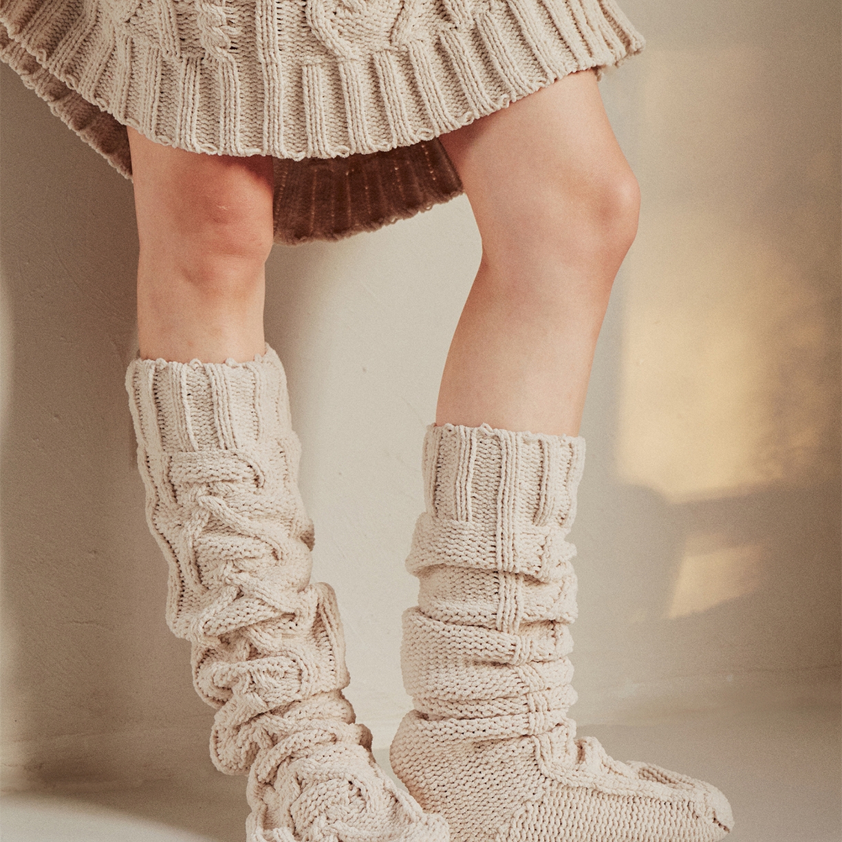 91家纺网 家纺一手货源 找家纺 暖绵绵家纺 2025新款雪尼尔针织家居服+袜子-温塔拉（零售价不得低于162元） 温塔拉-米色