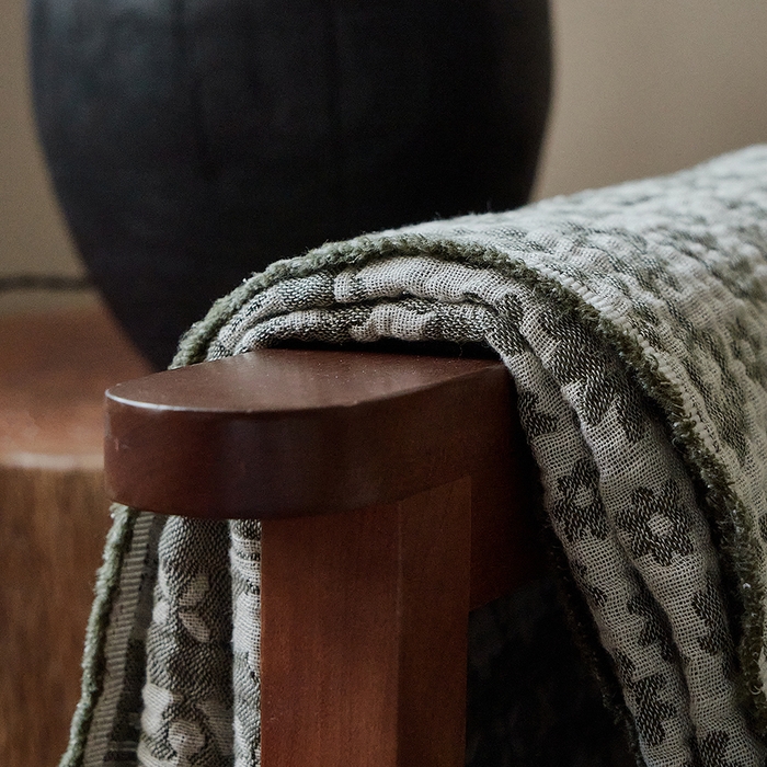 91家纺网 家纺一手货源 找家纺 子和家居 2025新款全棉色织提花毯子毛毯-墨茵 雏菊