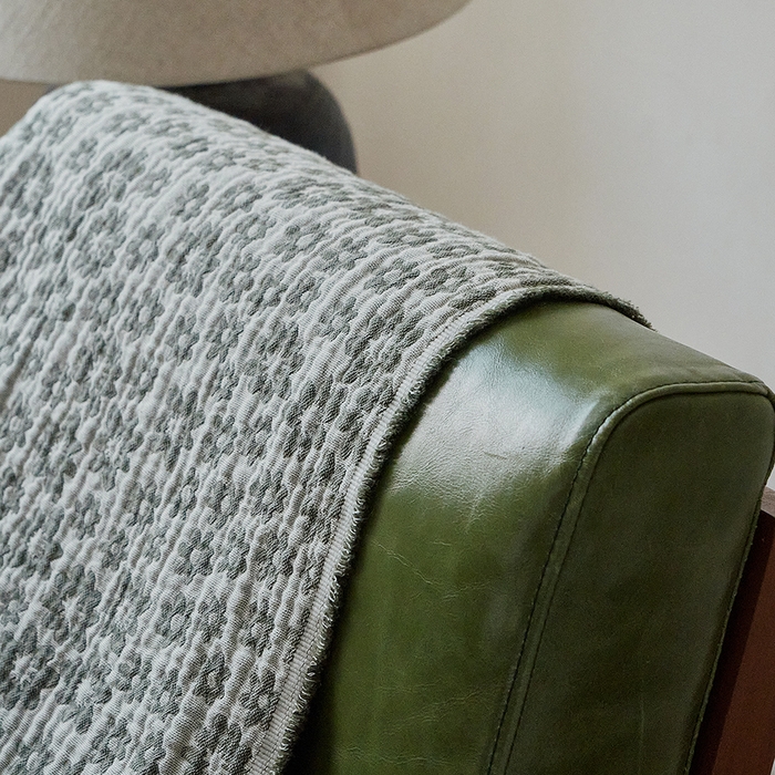 91家纺网 家纺一手货源 找家纺 子和家居 2025新款全棉色织提花毯子毛毯-墨茵 雏菊